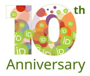 ORCIDLogo 10th Anniversary je grafika 10th Anniversary a text pod ním, který říká Anniversary. 10 je vyplněno vícebarevnými bublinami a mnohé z nich jsou zelené iD kruhy.