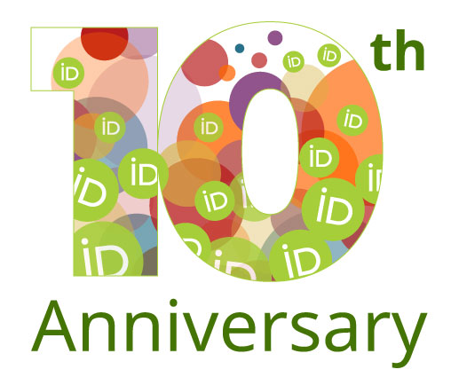 El logotipo del décimo aniversario es un décimo con ORCID iD iconos de color verde lima en el interior con burbujas de colores en rojo, naranja, azul y morado. La palabra Aniversario aparece debajo en ORCID verde lima. Año en revisión