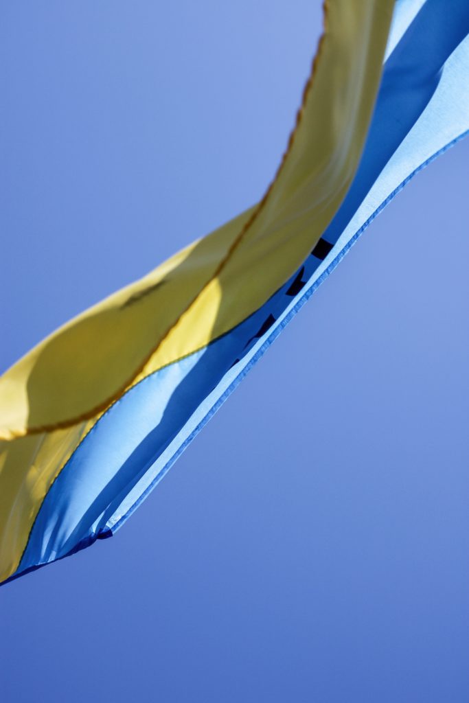 Bandera ucraniana amarilla, azul y blanca ondeando al viento.