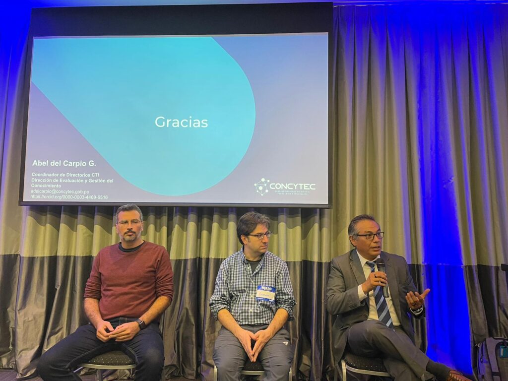 "PID와 개방형 과학" 세션의 세 패널리스트가 왼쪽에서 오른쪽으로 앉아 있습니다. Washington Segundo(IBICT, 브라질), Gustavo Durand(Dataverse, 미국), Abel del Carpio(CONCYTEC, 페루)